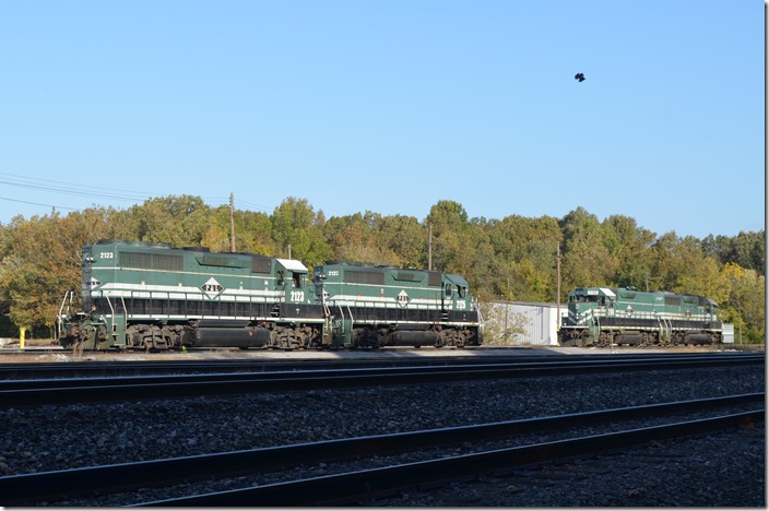 PAL “GP40-3” 2123 is ex-CSX 6829, nee C&O GP40 4074. PAL 2125 is ex-CSX, nee-SCL. PAK 2106 is a slug converted from a GP35 and is mated to “GP40-3” 2107, an ex-NYC GP40. “GP40-3s” have odd numbers and slugs have even. Paducah KY.